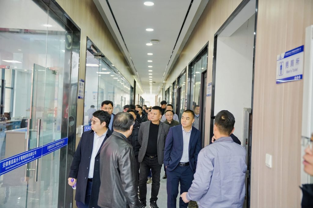 Clientes internacionales visitando la línea de producción automatizada de mezcla de caucho en la planta inteligente de Sane Zenchem Shengxin Rubber en Xuancheng China, visita profesional a la fábrica.