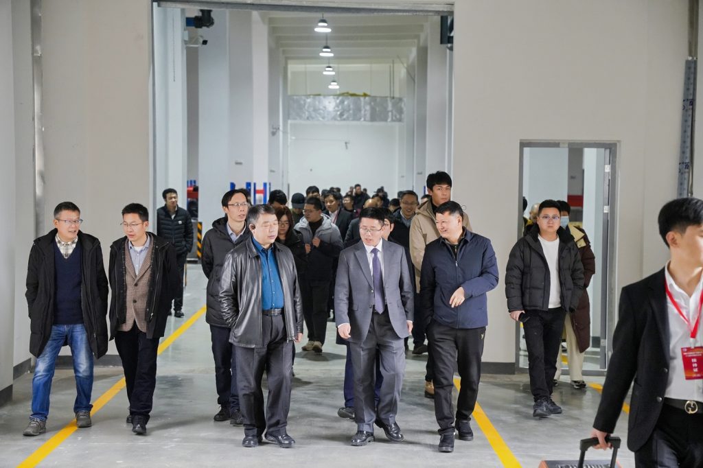 Clientes internacionales visitando la línea de producción automatizada de mezcla de caucho en la planta inteligente de Sane Zenchem Shengxin Rubber en Xuancheng China, visita profesional a la fábrica.
