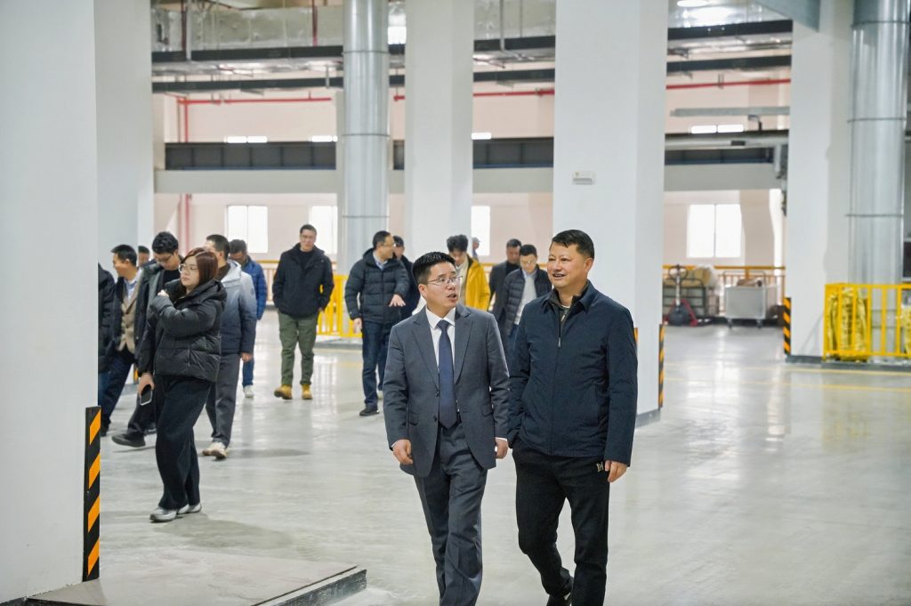 Clientes internacionales visitando la línea de producción automatizada de mezcla de caucho en la planta inteligente de Sane Zenchem Shengxin Rubber en Xuancheng China, visita profesional a la fábrica.