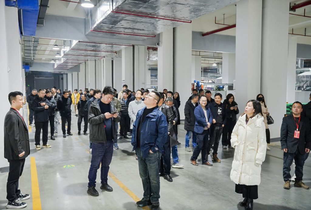 Clientes internacionales visitando la línea de producción automatizada de mezcla de caucho en la planta inteligente de Sane Zenchem Shengxin Rubber en Xuancheng China, visita profesional a la fábrica.
