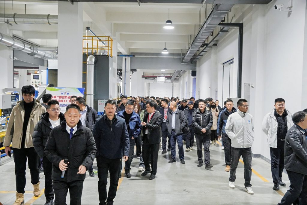 Clientes internacionales visitando la línea de producción automatizada de mezcla de caucho en la planta inteligente de Sane Zenchem Shengxin Rubber en Xuancheng China, visita profesional a la fábrica.