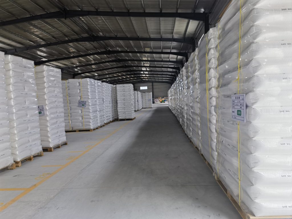Standardized warehousing and efficient logistics system. Our finished goods warehouse is managed under strict protocols in a controlled environment. We offer various environmentally friendly packaging options (25kg laminated bags, large bulk bags) and work closely with premium logistics partners to ensure safe, timely, and damage-free delivery to your plant.