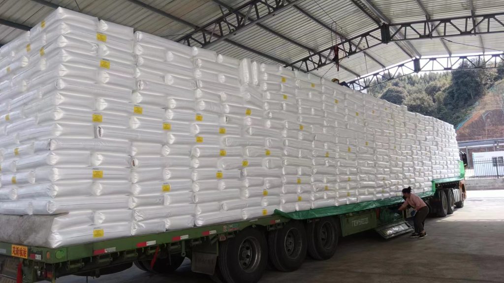 Standardized warehousing and efficient logistics system. Our finished goods warehouse is managed under strict protocols in a controlled environment. We offer various environmentally friendly packaging options (25kg laminated bags, large bulk bags) and work closely with premium logistics partners to ensure safe, timely, and damage-free delivery to your plant.